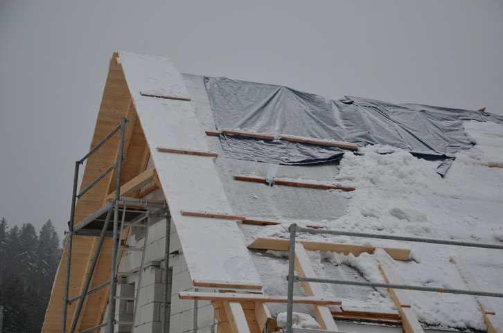 dom w trakcie budowy zimą