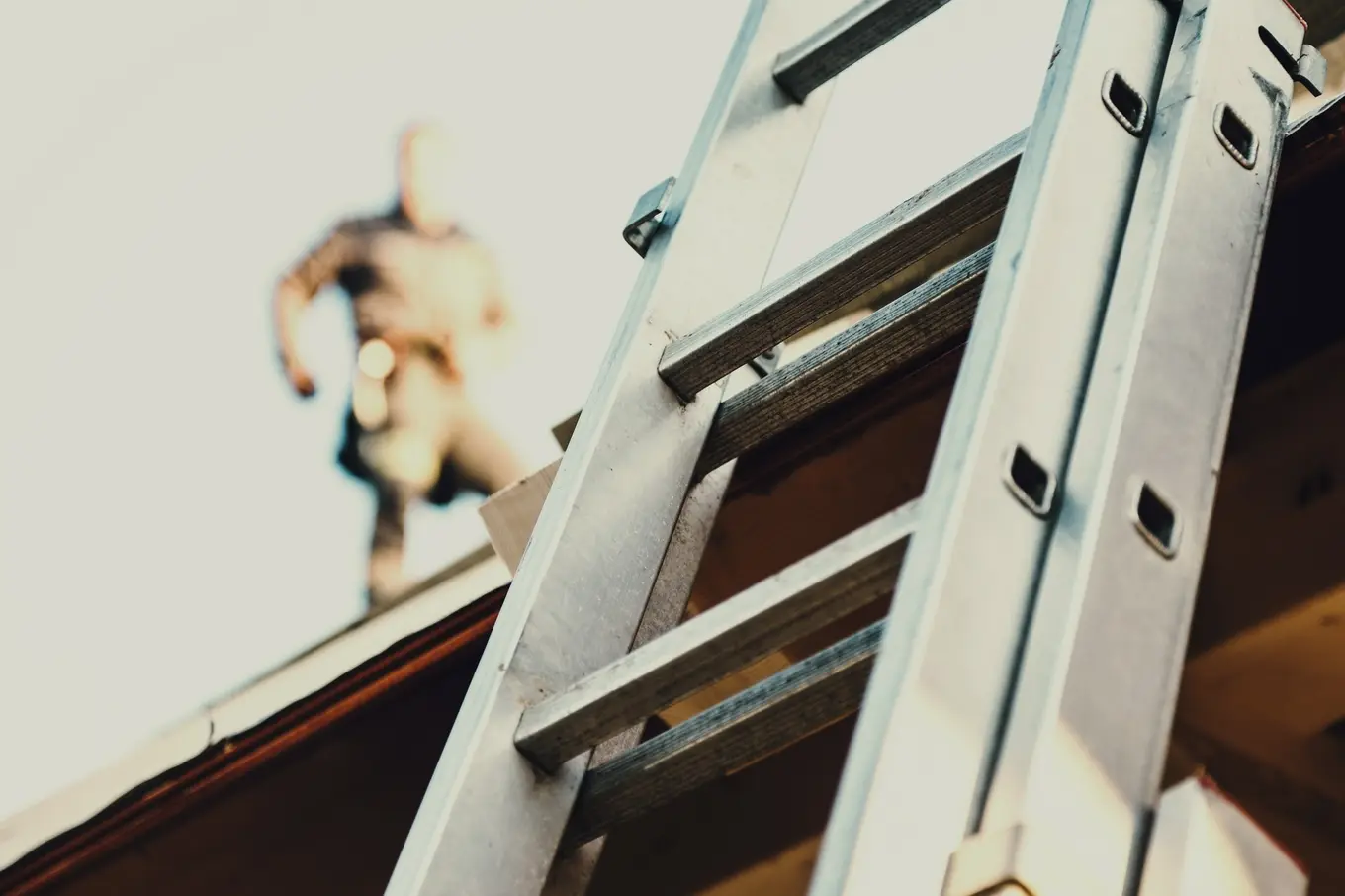 drabina oparta o dach