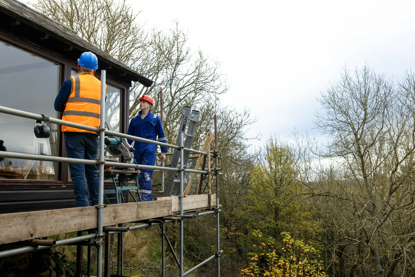 robotnicy na rusztowaniu
